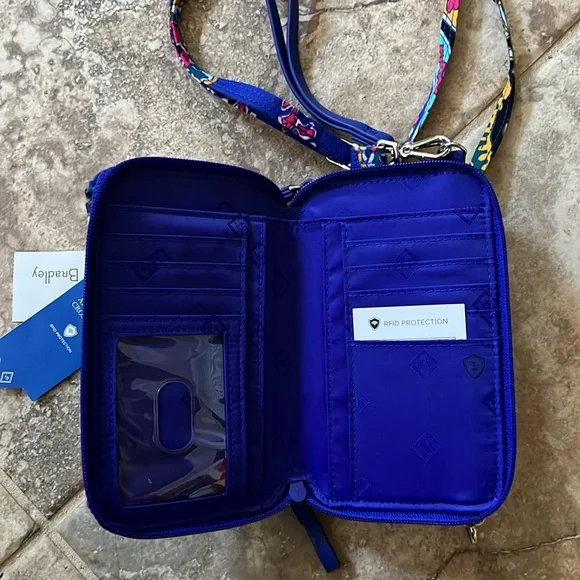 Vera Bradley Iconic RFID all in once crossbody - Picture 3 of 3